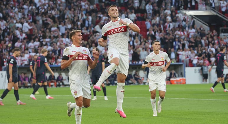 Stuttgart , Fußball UEFA Champions League VfB Stuttgart vs. Viking Stavanger , Jubel Ermedin Demirovic ( VfB ) nach seinem 3. Tor ,von links: Grischa Prömel Ermedin Demirovic Bilal El Khannouss ( VfB )