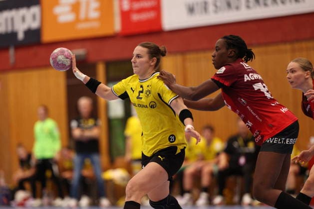 GER, Bensheim, HSG Bensheim Auerbach Flames vs Borussia Dortmund, Alsco Handball Bundesliga Frauen, Handball, DHB, Spielzeit 2026 2027, Weststadthalle Bensheim, 3. Spieltag im Bild v.l.: Mareike Thomaier (BVB Borussia Dortmund Frauen 2), Ndidi Agwunedu (Bensheim Flames Frauen 15) DFB DFL REGULATIONS PROHIBIT ANY USE OF PHOTOGRAPHS AS IMAGE SEQUENCES AND OR QUASI-VIDEO, 09.09.2026 Copyright: HMBxMedia HendrikxHamelau