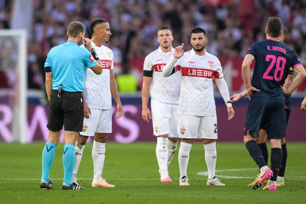 Fußball, UEFA Championsleague, 20260909, VfB Stuttgart - Viking FK Stavanger. Im Bild Schiedsrichter Nenad MINAKOVIC (Serbien) wartet auf Entscheidung VAR. Stuttgart MHP-Arena Baden-Württemberg Deutschland Copyright: Passion2Press MarkusxFischerx