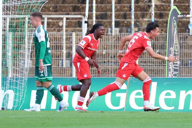 09.09.2026, xrekx, Fussball Regionalliga Suedwest, FC Homburg - 1.FC Kaiserslautern II v.l. Tim Steinmetz (FC 08 Homburg) enttaeuscht, enttäuscht, schaut enttaeuscht, niedergeschlagen, disappointed Torjubel nach dem Tor zum celebrating the goal celebrate 0:1 durch Dion Hofmeister (1.FC Kaiserslautern II) mit Chernoh Bah (1.FC Kaiserslautern II) Homburg