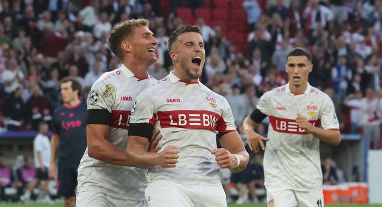 Stuttgart , Fußball UEFA Champions League VfB Stuttgart vs. Viking Stavanger , Jubel Ermedin Demirovic ( VfB ) nach seinem 3. Tor ,von links: Grischa Prömel Ermedin Demirovic Bilal El Khannouss ( VfB )