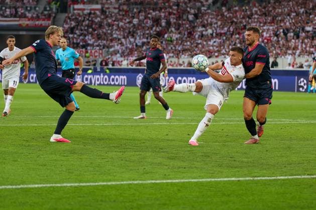 Ermedin Demirovic 9 (VfB Stuttgart) erzielt das 3:1, gegen Jesper Daland 27 (Viking Stavanger) und Kristoffer Haugen 28 (Viking Stavanger), Aktion, VfB Stuttgart vs. Viking Stavanger, Fussball, Maenner, UEFA Champions League, Saison 2026 2027, 1. Spieltag, 09.09.2026 Stuttgart Baden-Wuerttemberg Deutschland