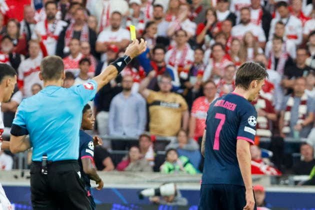 Kristoffer Askildsen (Viking Stavanger, 07) bekommt die gelbe Karte von Schiedsrichter Nenad Minakovic (SRB) , Deutschland, Fussball, UEFA Champions League, 1. Spieltag, 2026 2027, VfB Stuttgart vs. Viking Stavanger, 09.09.2026, Stuttgart Arena Stuttgart Deutschland Copyright: xGrantxHubbsx
