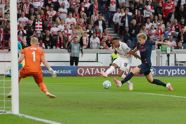 Im Bild: v.li. Torwart Arild Ostbo (Viking FK, 1), Jamie Leweling (VfB Stuttgart, 18) mit dem Torschuss und Jesper Daland (Viking FK, 27) - kein Tor 09.09.2026, VfB Stuttgart - Viking FK, UEFA Champions League, 1. Spieltag, Deutschland, Stuttgart, MHP Arena, DFL REGULATIONS PROHIBIT ANY USE OF PHOTOGRAPHS AS IMAGE SEQUENCES AND OR QUASI-VIDEO. Copyright: HMBxMedia xJulienxBecker