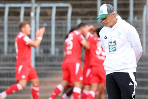 09.09.2026, xrekx, Fussball Regionalliga Suedwest, FC Homburg - 1.FC Kaiserslautern II v.l. Roland Seitz Trainer (FC 08 Homburg) enttaeuscht, enttäuscht, schaut enttaeuscht, niedergeschlagen, disappointed 0:1 Homburg
