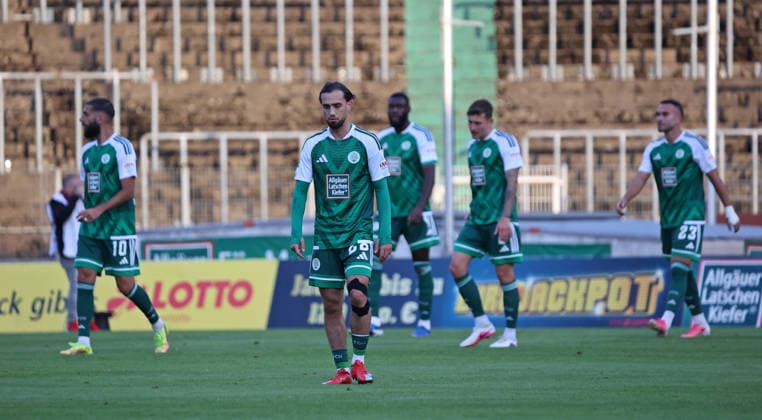 09.09.2026, Fussball, Herren, Regionalliga Südwest, Saison 2026 2027, FC 08 Homburg - 1. FC Kaiserslautern II, Enttäuschung bei Birkan Celik (FC 08 Homburg) und seinen Mannschaftskollegen Homburg Waldstadion Saarland Deutschland Copyright: xFabianxKleerx