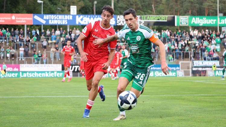 09.09.2026, xrekx, Fussball Regionalliga Suedwest, FC Homburg - 1.FC Kaiserslautern II v.l. Erik Müller Mueller (1.FC Kaiserslautern II) Phillipp Steinhart (FC 08 Homburg) Zweikampf, Aktion, action, battle for the ball Homburg
