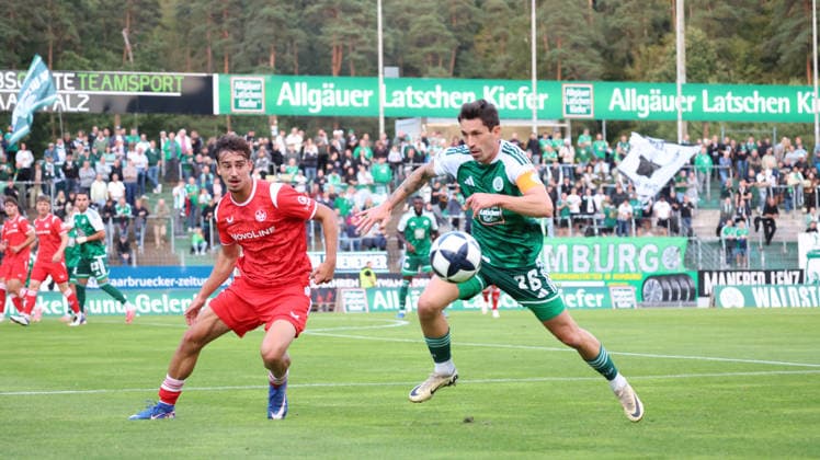 09.09.2026, xrekx, Fussball Regionalliga Suedwest, FC Homburg - 1.FC Kaiserslautern II v.l. Erik Müller Mueller (1.FC Kaiserslautern II) Phillipp Steinhart (FC 08 Homburg) Zweikampf, Aktion, action, battle for the ball Homburg