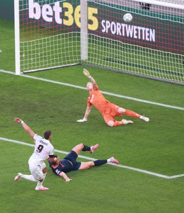 09.09.26 VfB Stuttgart - Viking Stavanger Deutschland, Stuttgart, 09.09.2026, Fussball, UEFA Champions League, Saison 2026 2027, VfB Stuttgart - Viking Stavanger: Ermedin Demirovic 2:1 Tor VFB. Torwart Arlid Ostbo Stavanger.