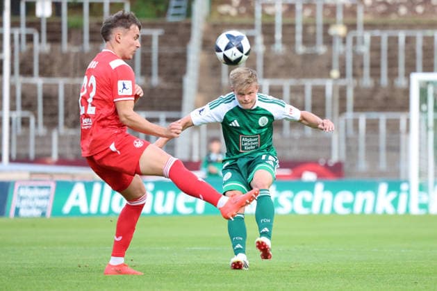 09.09.2026, xrekx, Fussball Regionalliga Suedwest, FC Homburg - 1.FC Kaiserslautern II v.l. Neal Gibs (1.FC Kaiserslautern II) Jan-Erik Eichhorn (FC 08 Homburg) Homburg