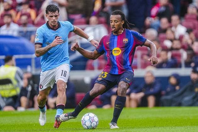 BARCELONA - Jules Kounde of FC Barcelona, Barca battles for possession with Javi Lopez of Feyenoord during the UEFA Champions League match between FC Barcelona and Feyenoord at the Spotify Camp Nou on 09 September 2026 in Barcelona, Spain. GEERT VAN ERVEN ANP UEFA Champions League 2026 27 xVIxANPxSportx xMarcelxterxBalsxIVx 567772027 originalFilename: 567772027.jpg