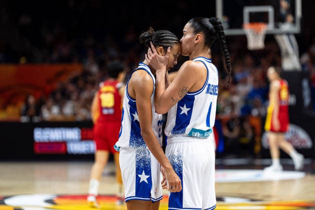 Tayra Melendez (Puerto Rico, 01) troestet Trinity San Antonio (Puerto Rico, 23) nach Niederlage, enttaeuscht Enttaeuschung, GER, Puerto Rico vs. China, Basketball, FIBA Women s World Cup 2026, Qualifikation fuers Viertelfinale, 09.09.2026 GER, Puerto Rico vs. China, Basketball, FIBA Women s World Cup 2026, Qualifikation fuers Viertelfinale, 09.09.2026 Berlin Copyright: xEibner-Pressefoto MaxxVincenx EP_MVN