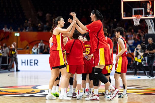 chinesische Mannschaft jubelt Jubel nach Sieg Spielende, Xu Han (China, 15), Ziyu Zhang (China, 19), GER, Puerto Rico vs. China, Basketball, FIBA Women s World Cup 2026, Qualifikation fuers Viertelfinale, 09.09.2026 GER, Puerto Rico vs. China, Basketball, FIBA Women s World Cup 2026, Qualifikation fuers Viertelfinale, 09.09.2026 Berlin Copyright: xEibner-Pressefoto MaxxVincenx EP_MVN