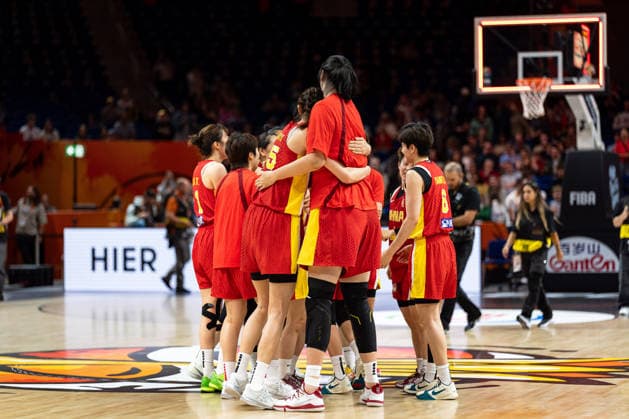 chinesische Mannschaft jubelt Jubel nach Sieg Spielende, Xu Han (China, 15), Ziyu Zhang (China, 19), GER, Puerto Rico vs. China, Basketball, FIBA Women s World Cup 2026, Qualifikation fuers Viertelfinale, 09.09.2026 GER, Puerto Rico vs. China, Basketball, FIBA Women s World Cup 2026, Qualifikation fuers Viertelfinale, 09.09.2026 Berlin Copyright: xEibner-Pressefoto MaxxVincenx EP_MVN