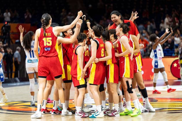 chinesische Mannschaft jubelt Jubel nach Sieg Spielende, Xu Han (China, 15), Ziyu Zhang (China, 19), GER, Puerto Rico vs. China, Basketball, FIBA Women s World Cup 2026, Qualifikation fuers Viertelfinale, 09.09.2026 GER, Puerto Rico vs. China, Basketball, FIBA Women s World Cup 2026, Qualifikation fuers Viertelfinale, 09.09.2026 Berlin Copyright: xEibner-Pressefoto MaxxVincenx EP_MVN