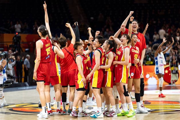 chinesische Mannschaft jubelt Jubel nach Sieg Spielende, Xu Han (China, 15), Ziyu Zhang (China, 19), GER, Puerto Rico vs. China, Basketball, FIBA Women s World Cup 2026, Qualifikation fuers Viertelfinale, 09.09.2026 GER, Puerto Rico vs. China, Basketball, FIBA Women s World Cup 2026, Qualifikation fuers Viertelfinale, 09.09.2026 Berlin Copyright: xEibner-Pressefoto MaxxVincenx EP_MVN