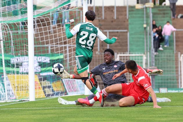 09.09.2026, xrekx, Fussball Regionalliga Suedwest, FC Homburg - 1.FC Kaiserslautern II v.l. Birkan Celik (FC 08 Homburg) Enis Kamga (1.FC Kaiserslautern II) Zweikampf, Aktion, action, battle for the ball Homburg