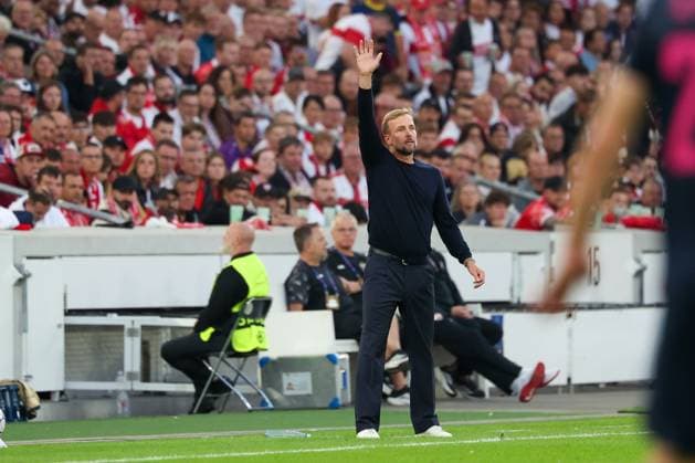 Cheftrainer Sebastian Hoeness (VfB Stuttgart) gibt Anweisungen an die Mannschaft, VfB Stuttgart vs. Viking Stavanger, Fussball, Maenner, UEFA Champions League, Saison 2026 2027, 1. Spieltag, 09.09.2026 Stuttgart Baden-Wuerttemberg Deutschland