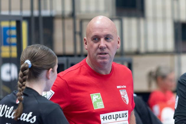 Trainer Pether Krautmeyer (Halle) mit Torhüterin Nicola Czaja (Halle, 70) SV Union Halle-Neustadt vs. HSG Blomberg-Lippe, 1. Bundesliga Handball Frauen, 3. Spieltag Saison 2026 27, 09.09.2026 Halle SWH Arena Sachsen-Anhalt Deutschland