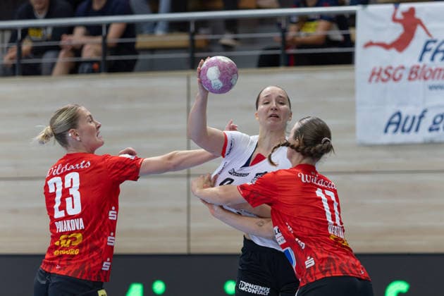 Marie Polakova (Halle, 23), Nieke Kühne (Blomberg, 9), Emma Hertha (Halle, 17), SV Union Halle-Neustadt vs. HSG Blomberg-Lippe, 1. Bundesliga Handball Frauen, 3. Spieltag Saison 2026 27, 09.09.2026 Halle SWH Arena Sachsen-Anhalt Deutschland