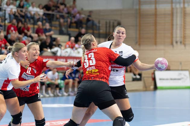 Nele Wenzel (Halle, 33), Diana Magnusdottir (Blomberg, 7), SV Union Halle-Neustadt vs. HSG Blomberg-Lippe, 1. Bundesliga Handball Frauen, 3. Spieltag Saison 2026 27, 09.09.2026 Halle SWH Arena Sachsen-Anhalt Deutschland