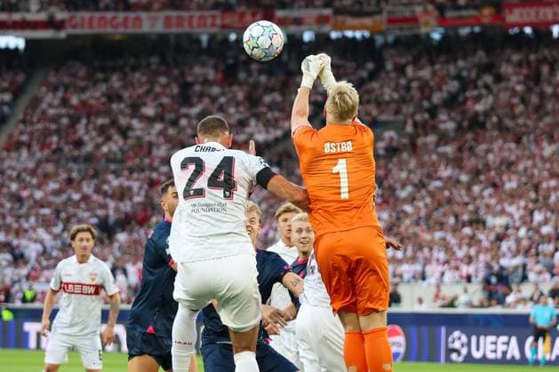 Aktion von Airld Ostbo 1 (Viking Stavanger) mit Jeff Chabot 24 (VfB Stuttgart) , VfB Stuttgart vs. Viking Stavanger, Fussball, Maenner, UEFA Champions League, Saison 2026 2027, 1. Spieltag, 09.09.2026 Stuttgart Baden-Wuerttemberg Deutschland