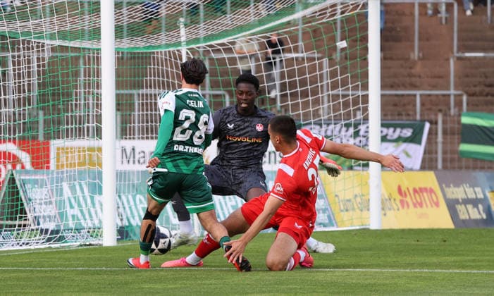09.09.2026, Fussball, Herren, Regionalliga Südwest, Saison 2026 2027, FC 08 Homburg - 1. FC Kaiserslautern II, Birkan Celik (FC 08 Homburg) Enis Kamga (1. FC Kaiserslautern II) Ivan Knezevic (1. FC Kaiserslautern II) Homburg Waldstadion Saarland Deutschland Copyright: xFabianxKleerx