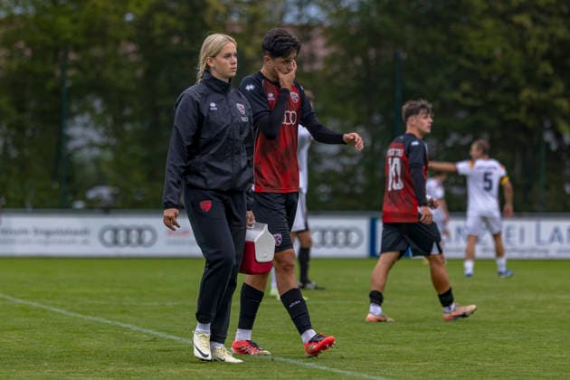 Ingolstadt Gerolfing, Deutschland 09. September 2026: Testspiel - 2026 2027 - FC Ingolstadt 04 II gegen Deutsche Polizei-Nationalmannschaft Im Bild: 2. v.li. Joannis Petkos (FCI) wird verletzt vom Spielfeld begleitet. Hörgeräte-Langer-Stadion Bayern Copyright: xFotostandx xSchäferx