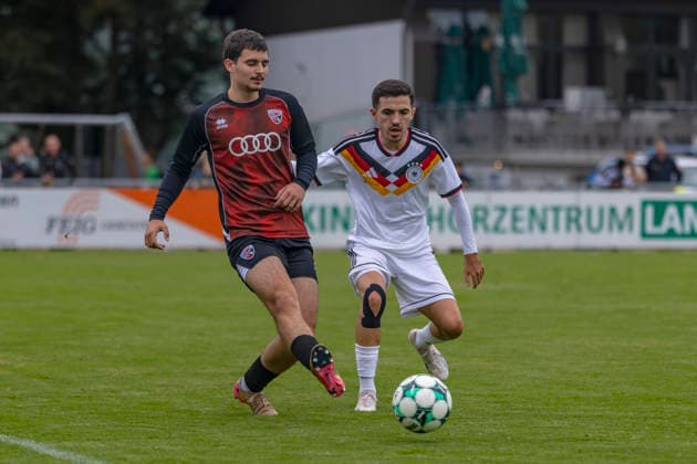 Ingolstadt Gerolfing, Deutschland 09. September 2026: Testspiel - 2026 2027 - FC Ingolstadt 04 II gegen Deutsche Polizei-Nationalmannschaft Im Bild: v.li. im Zweikapmpf Nuredin Rexhepi (FCI) Hörgeräte-Langer-Stadion Bayern Copyright: xFotostandx xSchäferx