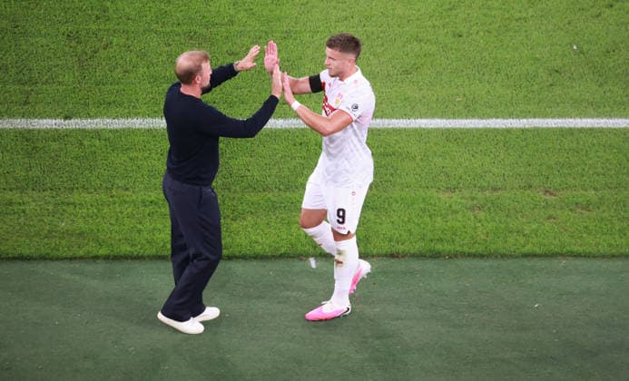 09.09.26 VfB Stuttgart - Viking Stavanger Deutschland, Stuttgart, 09.09.2026, Fussball, UEFA Champions League, Saison 2026 2027, VfB Stuttgart - Viking Stavanger: VFB Trainer Sebastian Hoeneß mit Ermedin Demirovic bei der Auswechslung.
