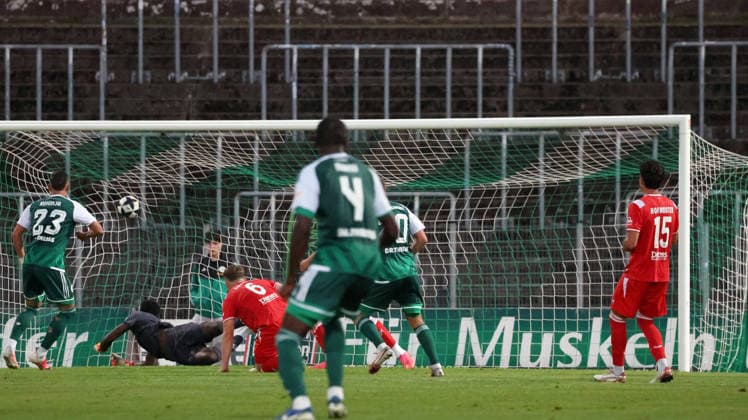 09.09.2026, xrekx, Fussball Regionalliga Suedwest, FC Homburg - 1.FC Kaiserslautern II v.l. Torschuss zum 1:1 durch Julian Günther-Schmidt (FC 08 Homburg) Homburg
