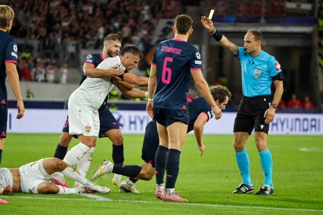 Ermedin Demirovic (VfB Stuttgart, 09) greift Joe Bell (Viking Stavanger, 08) an und Joe Bell (Viking Stavanger, 08) bekommt die gelbe Karte von Schiedsrichter Nenad Minakovic (SRB) für foul an Bilal El Khannouss (VfB Stuttgart, 11) , Deutschland, Fussball, UEFA Champions League, 1. Spieltag, 2026 2027, VfB Stuttgart vs. Viking Stavanger, 09.09.2026, Stuttgart Arena Stuttgart Deutschland Copyright: xGrantxHubbsx