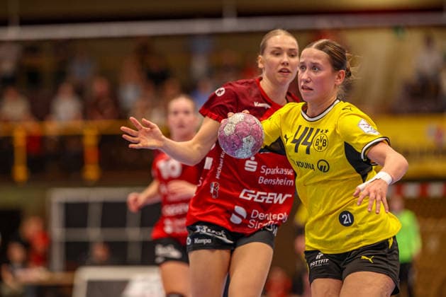 GER, Bensheim, HSG Bensheim Auerbach Flames vs Borussia Dortmund, Alsco Handball Bundesliga Frauen, Handball, DHB, Spielzeit 2026 2027, Weststadthalle Bensheim, 3. Spieltag im Bild v.l.: Neele Mara Orth (Bensheim Flames Frauen 32), Lara Egeling (BVB Borussia Dortmund Frauen 44) DFB DFL REGULATIONS PROHIBIT ANY USE OF PHOTOGRAPHS AS IMAGE SEQUENCES AND OR QUASI-VIDEO, 09.09.2026 Copyright: HMBxMedia HendrikxHamelau