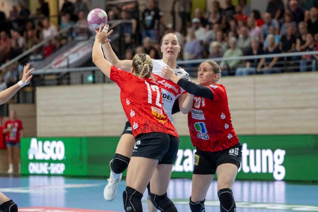Alsco Handball Bundesliga Frauen, Saison 2026 2027 SV Union Halle-Neustadt vs.HSG Blomberg-Lippe Halle, Deutschland 09.September 2026: Im Bild:v. li. im Zweikampf Ilona Kieffer (Halle), Nieke Kühne Kuehne (Blomberg) und Nele Wenzel (Halle) Halle Saale SWH Arena Sachsen-Anhalt Deutschland