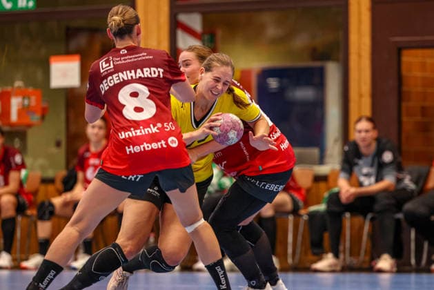 GER, Bensheim, HSG Bensheim Auerbach Flames vs Borussia Dortmund, Alsco Handball Bundesliga Frauen, Handball, DHB, Spielzeit 2026 2027, Weststadthalle Bensheim, 3. Spieltag im Bild v.l.: Lena Degenhardt (Bensheim Flames Frauen 8) und Guro Nestaker (BVB Borussia Dortmund Frauen 33) DFB DFL REGULATIONS PROHIBIT ANY USE OF PHOTOGRAPHS AS IMAGE SEQUENCES AND OR QUASI-VIDEO, 09.09.2026 Copyright: HMBxMedia HendrikxHamelau