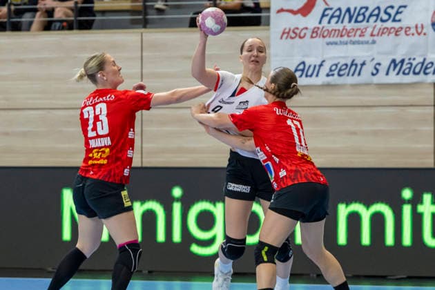 Alsco Handball Bundesliga Frauen, Saison 2026 2027 SV Union Halle-Neustadt vs.HSG Blomberg-Lippe Halle, Deutschland 09.September 2026: Im Bild:v. li. im Zweikampf Marie Polakova (Halle), Nieke Kühne Kuehne (Blomberg) und Emma Hertha (Halle) Halle Saale SWH Arena Sachsen-Anhalt Deutschland
