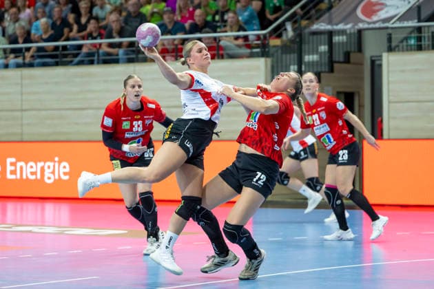 Alsco Handball Bundesliga Frauen, Saison 2026 2027 SV Union Halle-Neustadt vs.HSG Blomberg-Lippe Halle, Deutschland 09.September 2026: Im Bild:v.li.Laura Rüffieux (Blomberg) und Ilona Kieffer (Halle) Halle Saale SWH Arena Sachsen-Anhalt Deutschland