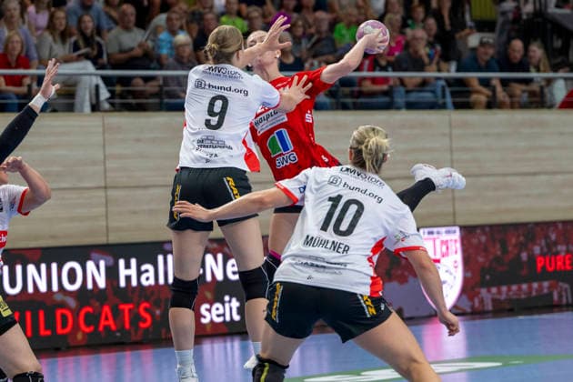Alsco Handball Bundesliga Frauen, Saison 2026 2027 SV Union Halle-Neustadt vs.HSG Blomberg-Lippe Halle, Deutschland 09.September 2026: Im Bild:v. li. im Zweikampf Nieke Kühne Kuehne (Blomberg), Marie Polakova (Halle) und Maxi Mühlner Muehlner (Blomberg) Halle Saale SWH Arena Sachsen-Anhalt Deutschland
