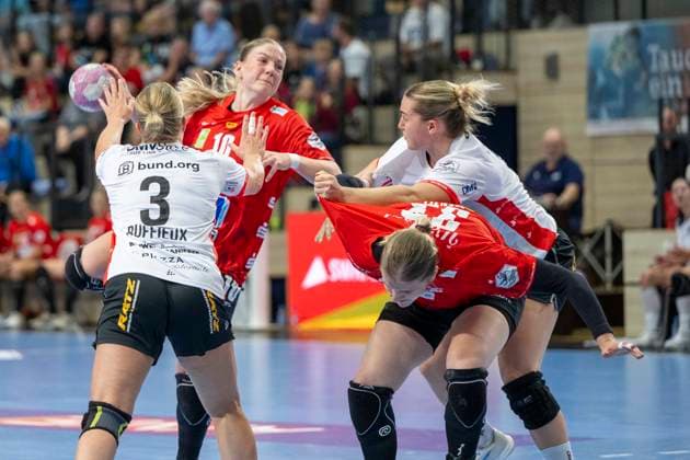 Alsco Handball Bundesliga Frauen, Saison 2026 2027 SV Union Halle-Neustadt vs.HSG Blomberg-Lippe Halle, Deutschland 09.September 2026: Im Bild:v.li.Laura Rüffieux (Blomberg), Viktoria Marksteiner (Halle), Maxi Mühlner Muehlner (Blomberg) und Nele Wenzel (Halle) Halle Saale SWH Arena Sachsen-Anhalt Deutschland