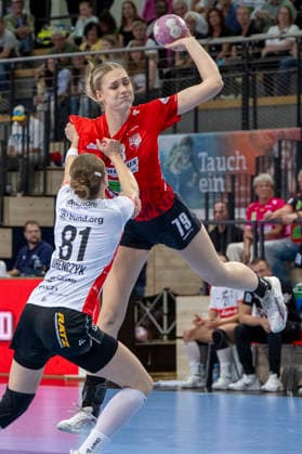 Alsco Handball Bundesliga Frauen, Saison 2026 2027 SV Union Halle-Neustadt vs.HSG Blomberg-Lippe Halle, Deutschland 09.September 2026: Im Bild:v. li. im Zweikampf Karolina Jurenczyk (Blomberg) und Paulina Stapurewicz (Halle) Halle Saale SWH Arena Sachsen-Anhalt Deutschland