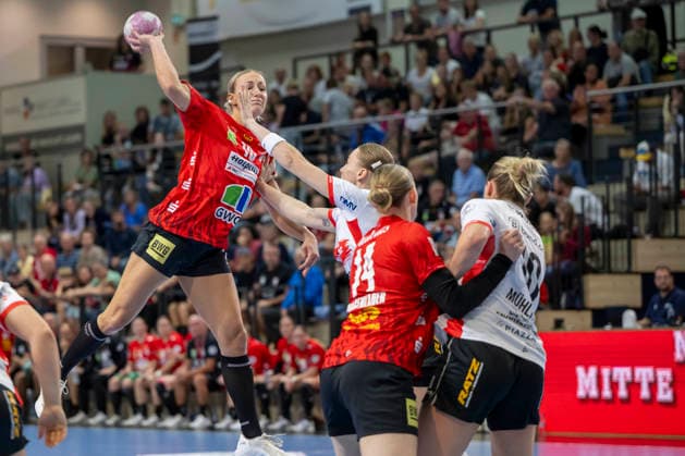 Alsco Handball Bundesliga Frauen, Saison 2026 2027 SV Union Halle-Neustadt vs.HSG Blomberg-Lippe Halle, Deutschland 09.September 2026: Im Bild:v.li.Lea Gruber (Halle), Karolina Jurenczyk (Blomberg), Tina Wagenlader (Halle) und Maxi Mühlner Muehlner (Blomberg) Halle Saale SWH Arena Sachsen-Anhalt Deutschland