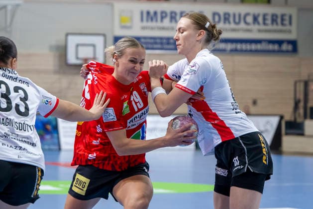 Alsco Handball Bundesliga Frauen, Saison 2026 2027 SV Union Halle-Neustadt vs.HSG Blomberg-Lippe Halle, Deutschland 09.September 2026: Im Bild:v. li. im Zweikampf Lea Gruber (Halle) und Karolina Jurenczyk (Blomberg) Halle Saale SWH Arena Sachsen-Anhalt Deutschland