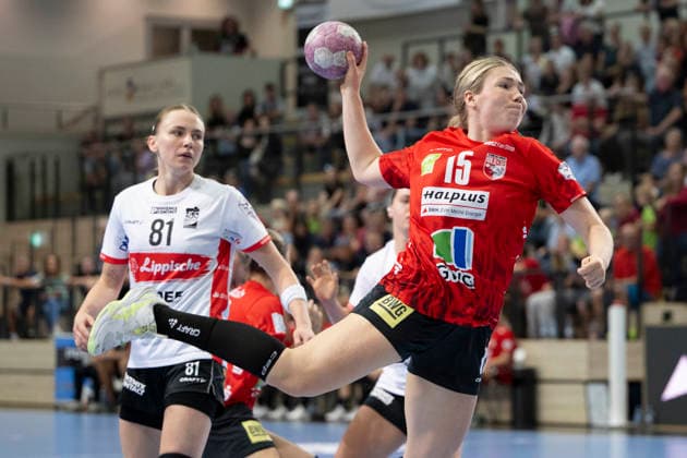 Alsco Handball Bundesliga Frauen, Saison 2026 2027 SV Union Halle-Neustadt vs.HSG Blomberg-Lippe Halle, Deutschland 09.September 2026: Im Bild:v.li.Karolina Jurenczyk (Blomberg) und Fabienne Büch Buech (Halle) Halle Saale SWH Arena Sachsen-Anhalt Deutschland