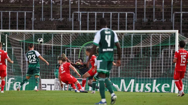 09.09.2026, xrekx, Fussball Regionalliga Suedwest, FC Homburg - 1.FC Kaiserslautern II v.l. Torschuss zum 1:1 durch Julian Günther-Schmidt (FC 08 Homburg) Homburg