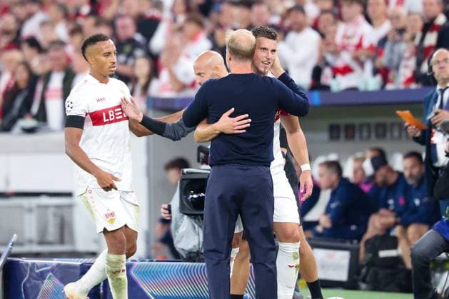 Cheftrainer Sebastian Hoeness (VfB Stuttgart) herzt Ermedin Demirovic 9 (VfB Stuttgart) bei dessen Auswechslung, VfB Stuttgart vs. Viking Stavanger, Fussball, Maenner, UEFA Champions League, Saison 2026 2027, 1. Spieltag, 09.09.2026 Stuttgart Baden-Wuerttemberg Deutschland