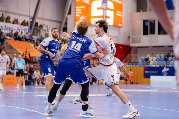 2. Handball-Bundesliga - 2. Spieltag: 1. VfL Potsdam - TV 05 07 Hüttenberg Zweikampf zwischen Max Günther (1. VfL Potsdam, 14) und Vit Reichl (TV 05 07 Hüttenberg, 19) am 09.09.2026 in der MBS Arena, Potsdam (Brandenburg) Potsdam MBS Arena Brandenburg Deutschland