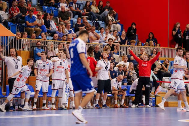 2. Handball-Bundesliga - 2. Spieltag: 1. VfL Potsdam - TV 05 07 Hüttenberg Jubel der Bank des TV 05 07 Hüttenberg am 09.09.2026 in der MBS Arena, Potsdam (Brandenburg) Potsdam MBS Arena Brandenburg Deutschland