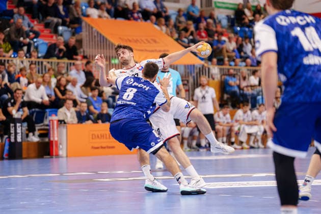 2. Handball-Bundesliga - 2. Spieltag: 1. VfL Potsdam - TV 05 07 Hüttenberg Zweikampf zwischen Davide Bulzamini (1. VfL Potsdam, 8) und Danil Dyatlov (TV 05 07 Hüttenberg, 47) am 09.09.2026 in der MBS Arena, Potsdam (Brandenburg) Potsdam MBS Arena Brandenburg Deutschland