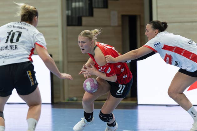 Maxi Mühlner (Blomberg, 10), Lynn Holtmann (Halle, 27), Diana Magnusdottir (Blomberg, 7), SV Union Halle-Neustadt vs. HSG Blomberg-Lippe, 1. Bundesliga Handball Frauen, 3. Spieltag Saison 2026 27, 09.09.2026 Halle SWH Arena Sachsen-Anhalt Deutschland