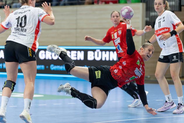 Maxi Mühlner (Blomberg, 10), Nele Wenzel (Halle, 33), Isabelle Axmann (Blomberg, 11), SV Union Halle-Neustadt vs. HSG Blomberg-Lippe, 1. Bundesliga Handball Frauen, 3. Spieltag Saison 2026 27, 09.09.2026 Halle SWH Arena Sachsen-Anhalt Deutschland